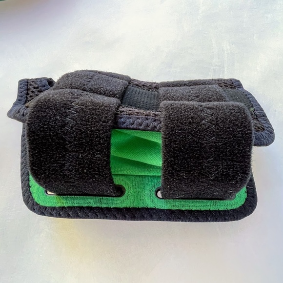 Sold NEW Mueller Right Wrist Brace - Picture 3 of 11
